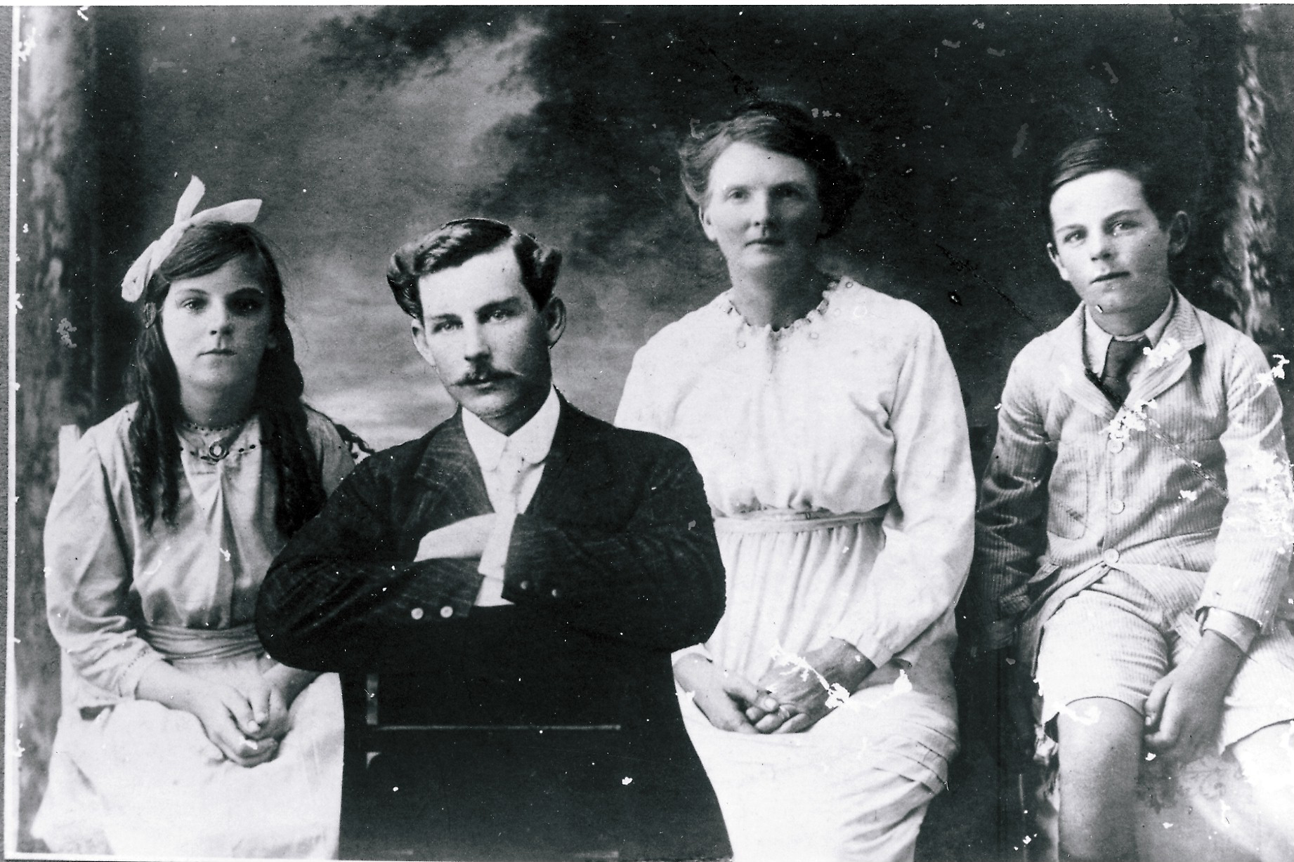 Photo of photos/Andrew Kenneth McLennan 1876-1920 family portrait_